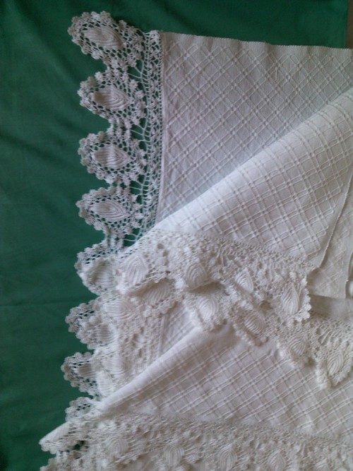 Copriletto piquet con bordura all'uncinetto