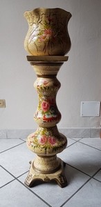 Colonnina portavaso con vaso in ceramica