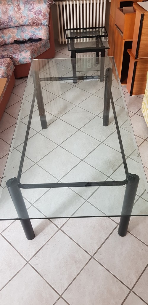 Tavolo in cristallo con gambe in legno