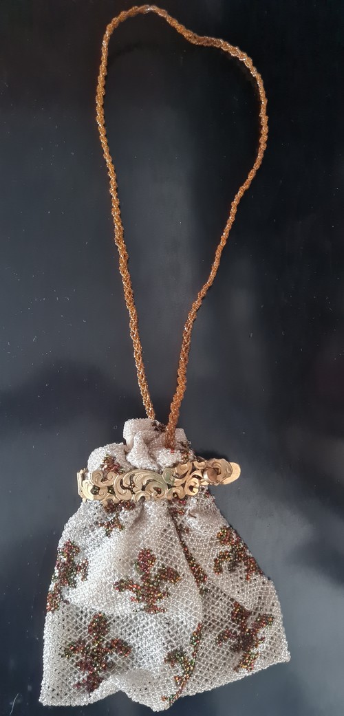 Antica borsetta da sera a mano  ricamata  con perl