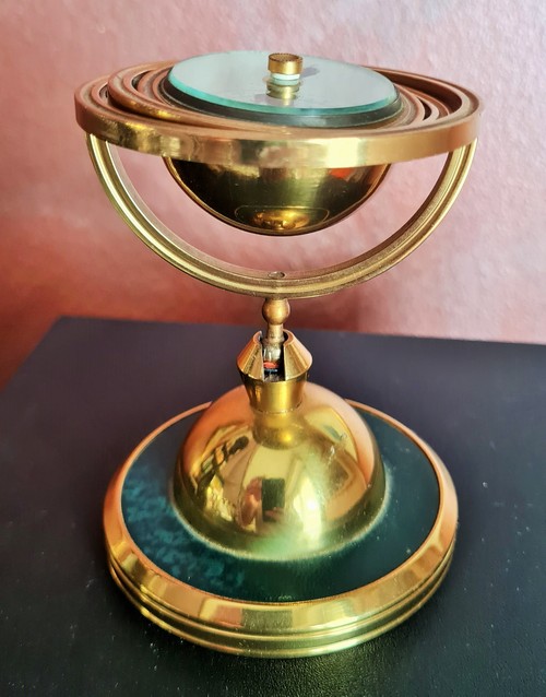 Bussola  vintage in ottone posta su  giunto cardan