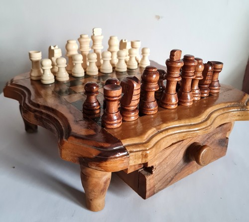 Scacchiera da tavolo vintage in legno realizzata  