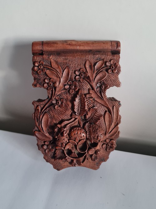 Antico porta orologio da tasca intagliato a mano  